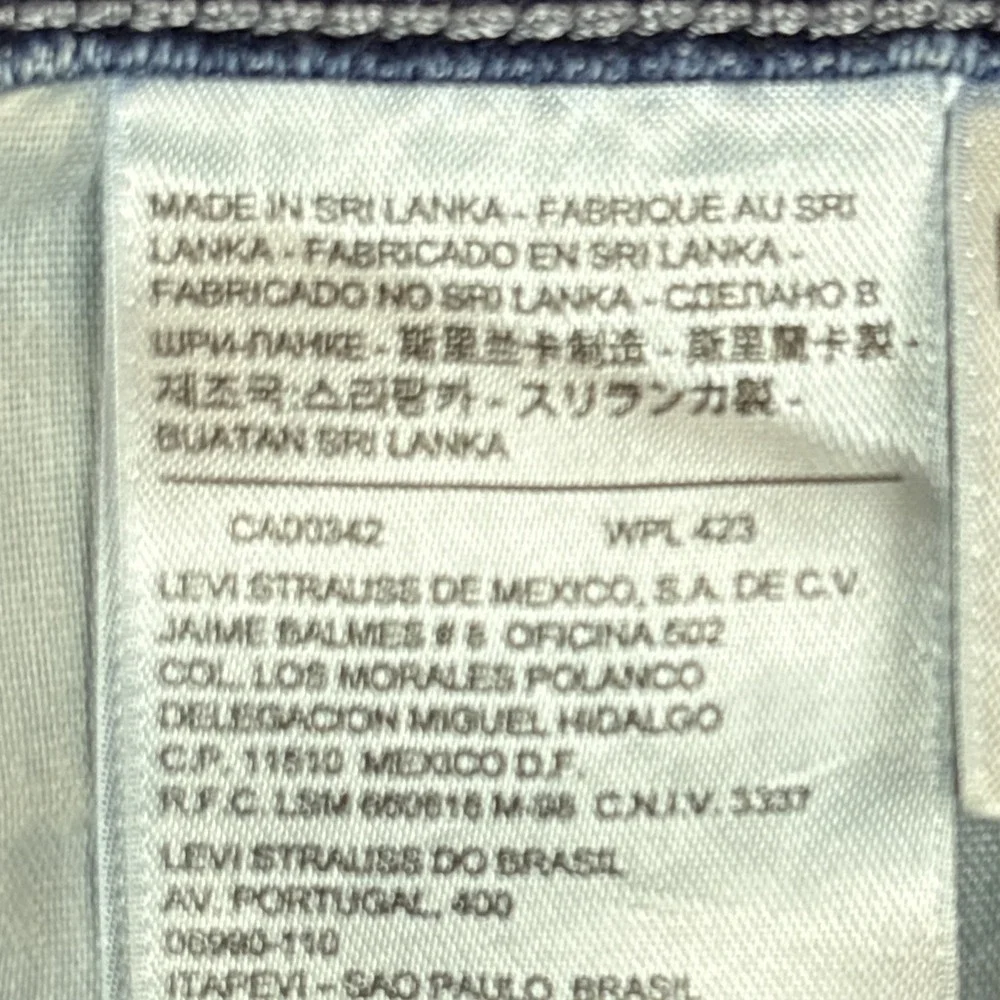 Levis‎ women's denim blue jeans capris sz. 8 cuffed hems stretch Cotton pockets